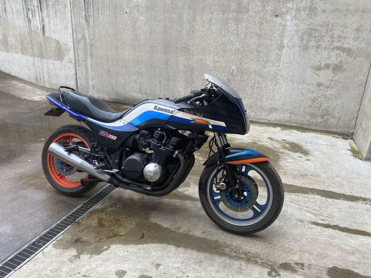 Kawasaki GPZ 750 - אופנוע: תמונה 1 Kawasaki GPZ 750 - אופנוע: תמונה 1