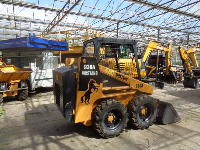 Mustang 930A - מעמיס היגוי החלקה: תמונה 2 Mustang 930A - מעמיס היגוי החלקה: תמונה 2