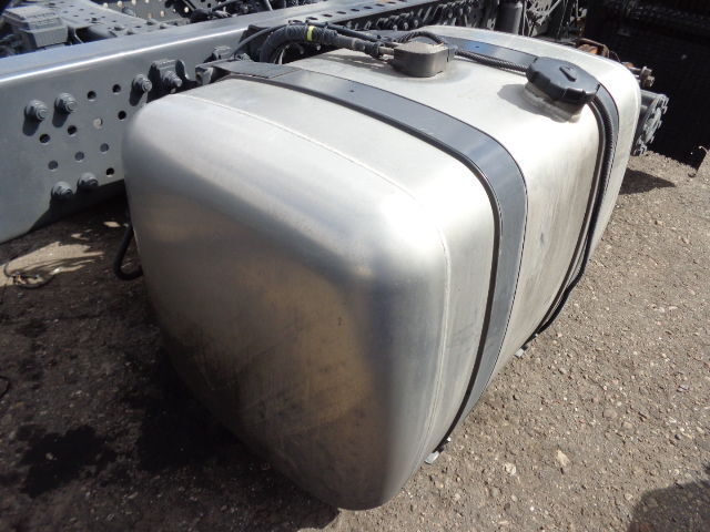 Mercedes-Benz fuel tank with brackets - מכל דלק עבור משאית: תמונה 3 Mercedes-Benz fuel tank with brackets - מכל דלק עבור משאית: תמונה 3