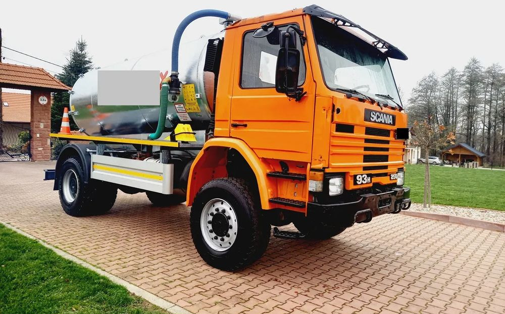 Scania 93 H 4X4 ALLROAD 4 WD - משאית מכל: תמונה 2 Scania 93 H 4X4 ALLROAD 4 WD - משאית מכל: תמונה 2