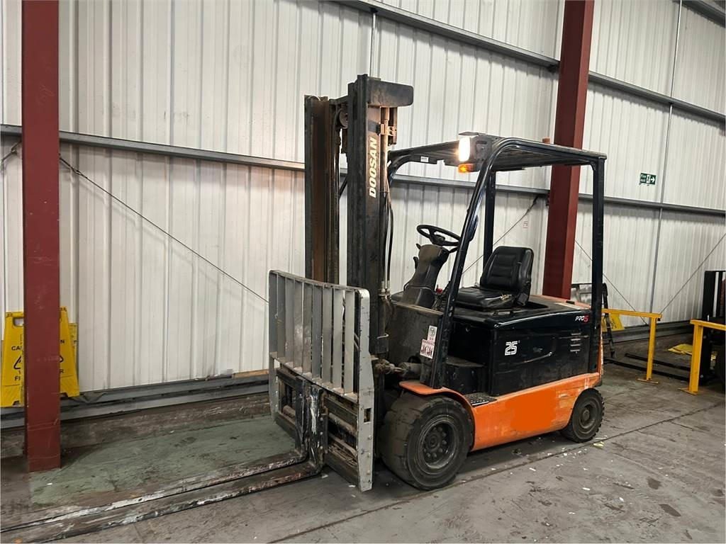 Doosan B25X-5 - מלגזה חשמלית: תמונה 2 Doosan B25X-5 - מלגזה חשמלית: תמונה 2