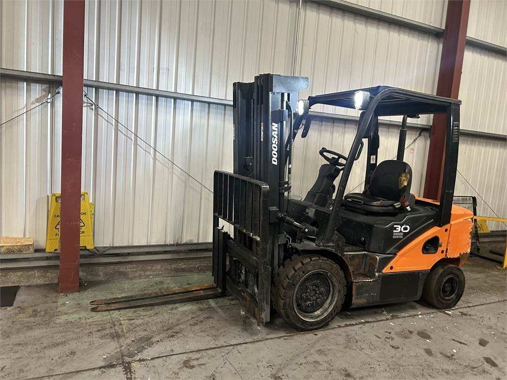 Doosan D30S-5 - מלגזת סולר: תמונה 2 Doosan D30S-5 - מלגזת סולר: תמונה 2