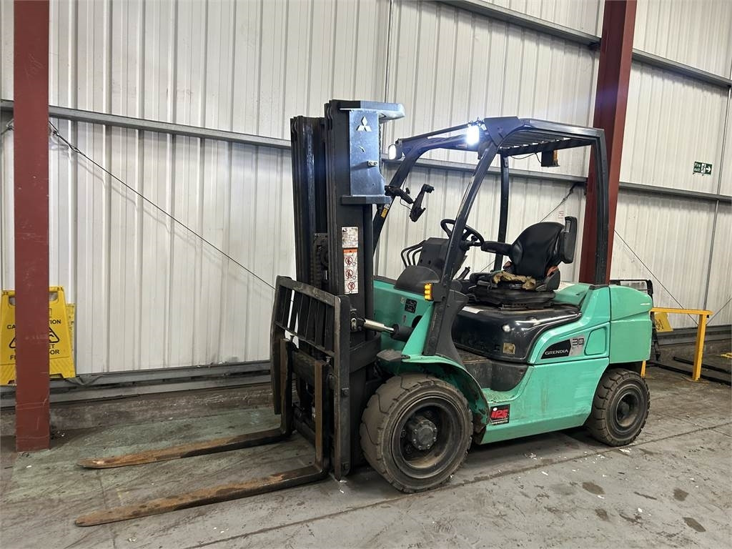 Mitsubishi FD30NT - מלגזת סולר: תמונה 2 Mitsubishi FD30NT - מלגזת סולר: תמונה 2