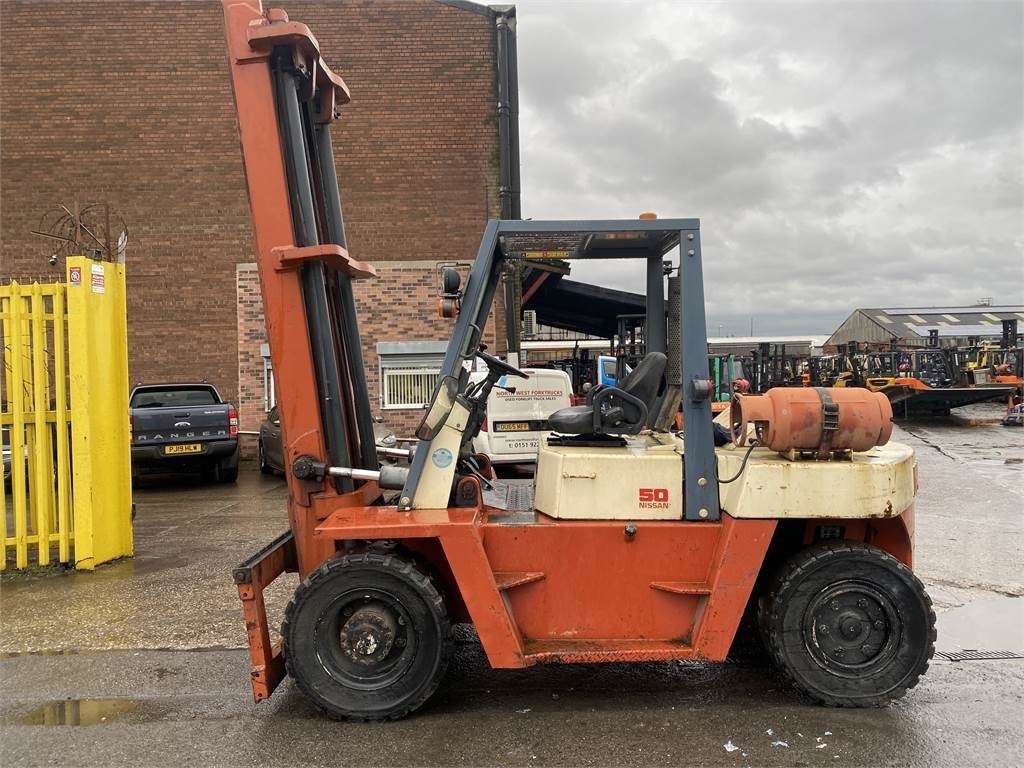 Nissan BF05H50U - מלגזת סולר: תמונה 1 Nissan BF05H50U - מלגזת סולר: תמונה 1
