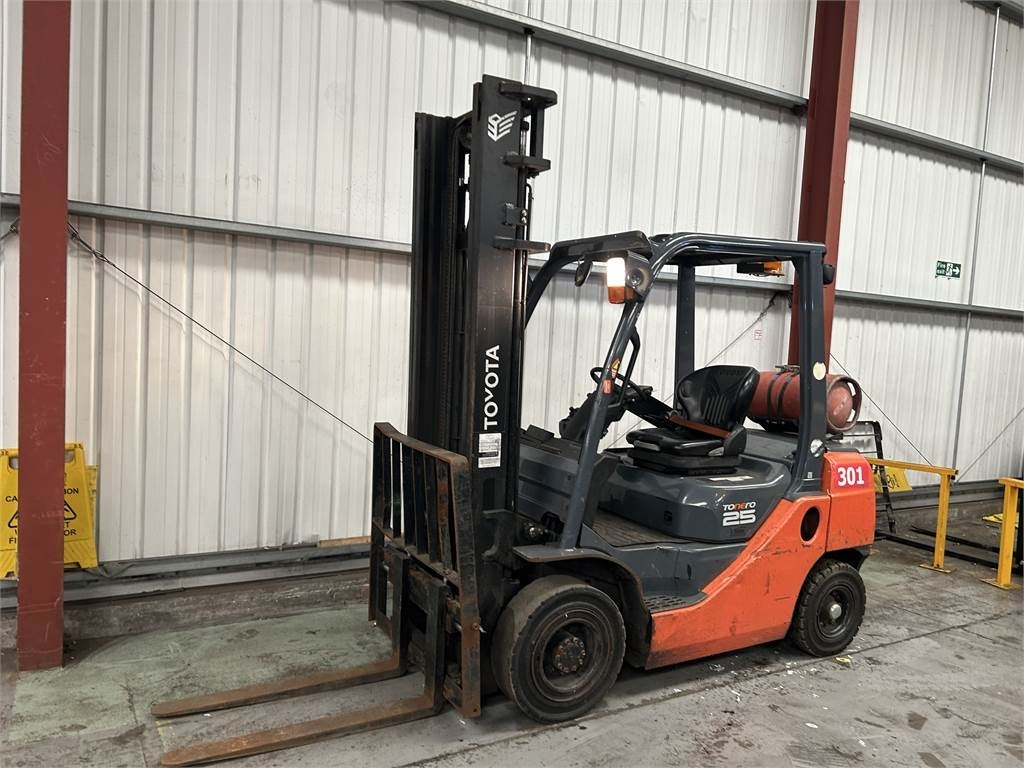 Toyota 02-8FGF25 - מלגזת LPG: תמונה 2 Toyota 02-8FGF25 - מלגזת LPG: תמונה 2