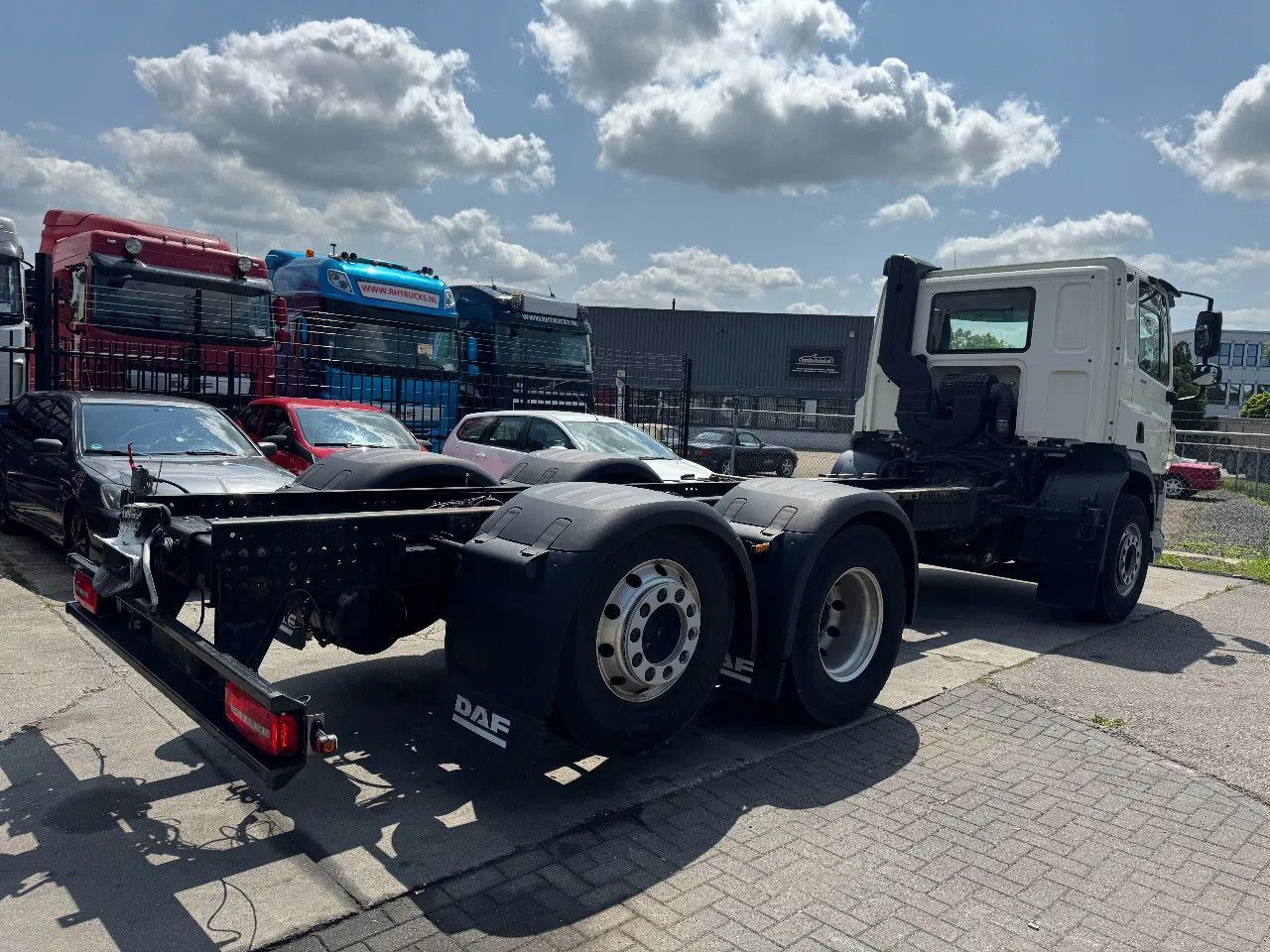 DAF CF 450 6X2 - EURO 6 + LIFT/STEERING AXLE - משאית עם שלדת תא: תמונה 4 DAF CF 450 6X2 - EURO 6 + LIFT/STEERING AXLE - משאית עם שלדת תא: תמונה 4