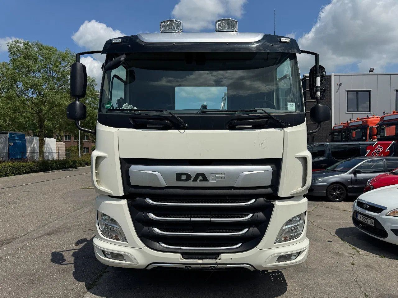 DAF CF 450 6X2 - EURO 6 + LIFT/STEERING AXLE - משאית עם שלדת תא: תמונה 2 DAF CF 450 6X2 - EURO 6 + LIFT/STEERING AXLE - משאית עם שלדת תא: תמונה 2