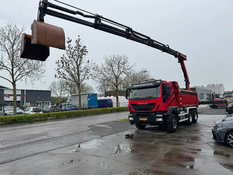 Iveco Trakker 500 6X4 EURO 6 KIPPER + PALFINGER PK18002 FULL STEEL - מזהיר, משאית מנוף: תמונה 1 Iveco Trakker 500 6X4 EURO 6 KIPPER + PALFINGER PK18002 FULL STEEL - מזהיר, משאית מנוף: תמונה 1