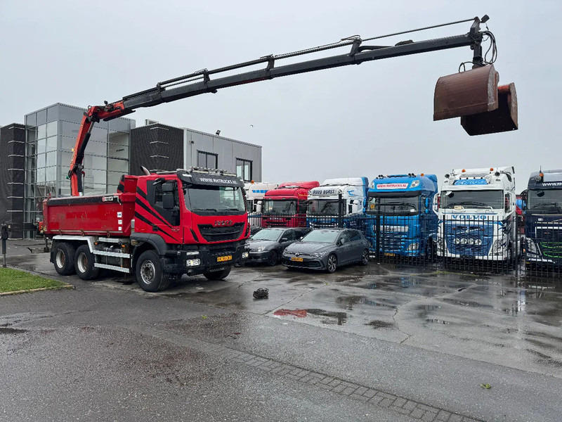 Iveco Trakker 500 6X4 EURO 6 KIPPER + PALFINGER PK18002 FULL STEEL - מזהיר, משאית מנוף: תמונה 2 Iveco Trakker 500 6X4 EURO 6 KIPPER + PALFINGER PK18002 FULL STEEL - מזהיר, משאית מנוף: תמונה 2