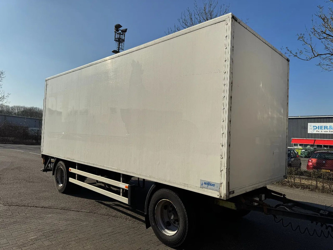 Jumbo MV 200 E + 2 AXLE BPW + DHOLLANDIA - קרון נגרר בתיבה סגורה: תמונה 1 Jumbo MV 200 E + 2 AXLE BPW + DHOLLANDIA - קרון נגרר בתיבה סגורה: תמונה 1