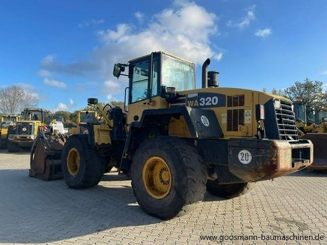 Komatsu WA 320 mit Greifschaufel + Schnellwechsler - מעמיס גלגלים: תמונה 4 Komatsu WA 320 mit Greifschaufel + Schnellwechsler - מעמיס גלגלים: תמונה 4