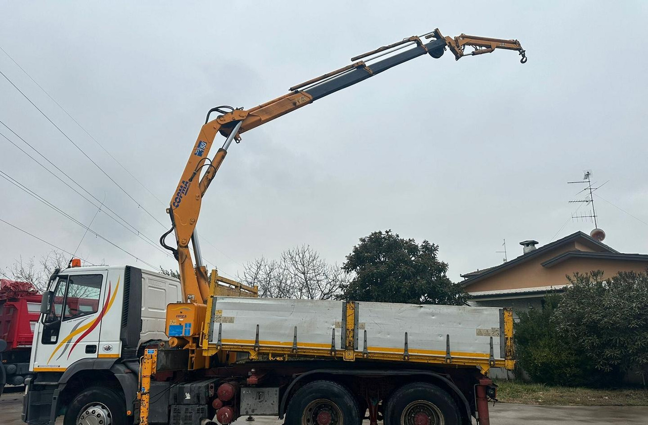 Motrice Iveco eurotech con la grù - מזהיר, משאית מנוף: תמונה 1 Motrice Iveco eurotech con la grù - מזהיר, משאית מנוף: תמונה 1