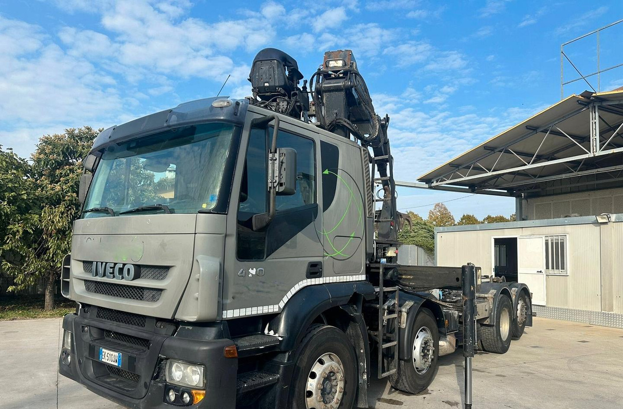 Motrice Iveco scarrabile con gru caricante - משאית הרמת וו, משאית מנוף: תמונה 1 Motrice Iveco scarrabile con gru caricante - משאית הרמת וו, משאית מנוף: תמונה 1