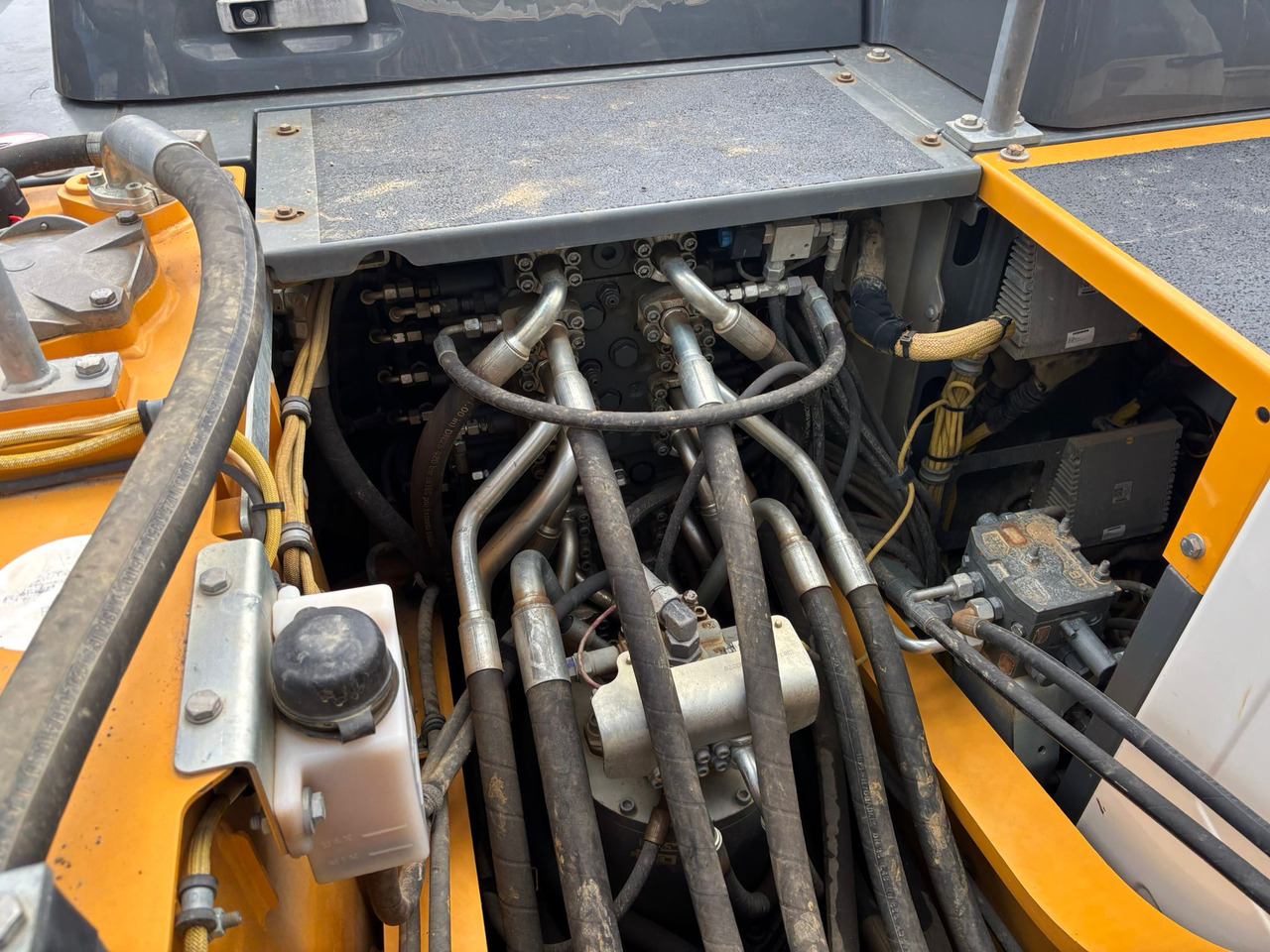 מחפר סורק LIEBHERR R 922 LC: תמונה 9