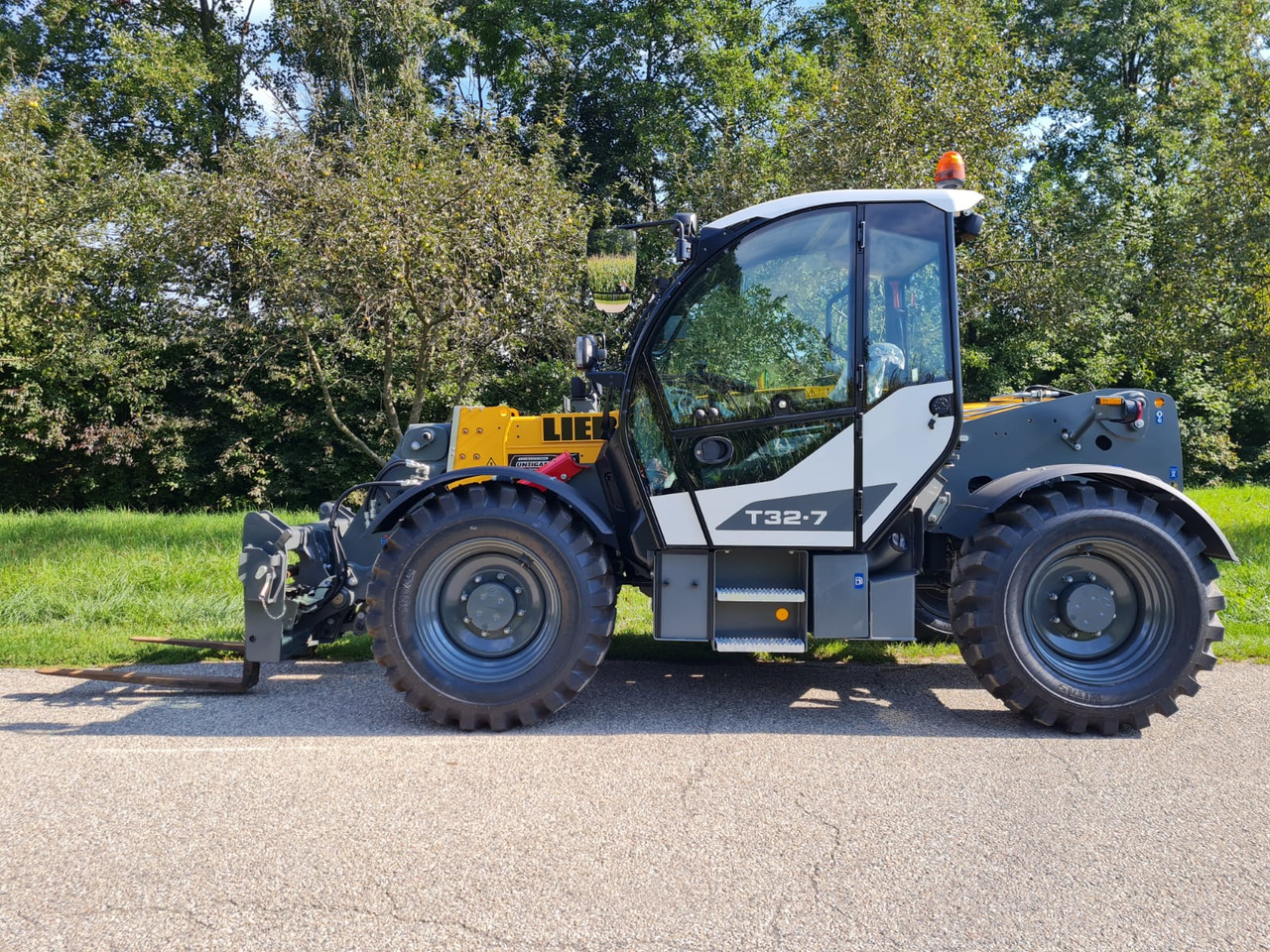 LIEBHERR T 32-7 - מפעיל טלסקופי: תמונה 1 LIEBHERR T 32-7 - מפעיל טלסקופי: תמונה 1