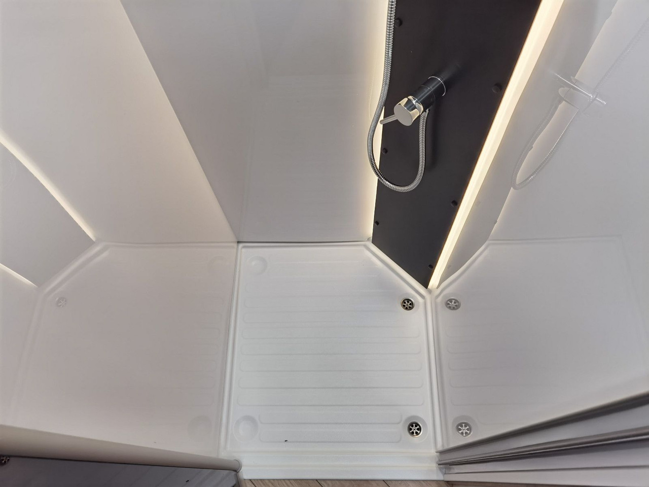 הַחכָּרָה  Chausson 640 TITANIUM /- 2026 - / XXL - HUBBETT & RAUMBAD Chausson 640 TITANIUM /- 2026 - / XXL - HUBBETT & RAUMBAD: תמונה 17