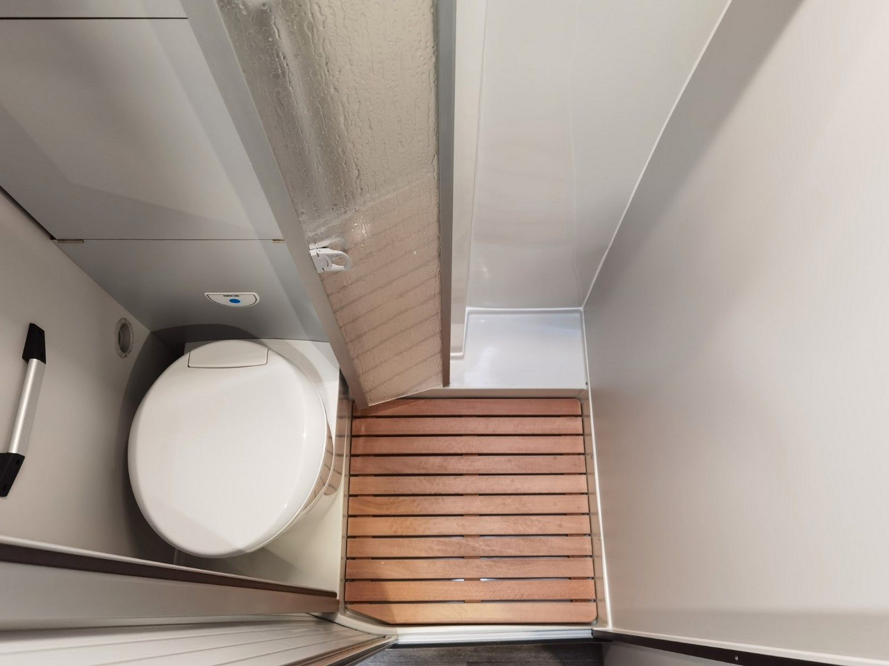 הַחכָּרָה  Karmann DEXTER 560 / 170PS - 4x4 / SOLAR & MARKISE & ALU Karmann DEXTER 560 / 170PS - 4x4 / SOLAR & MARKISE & ALU: תמונה 18