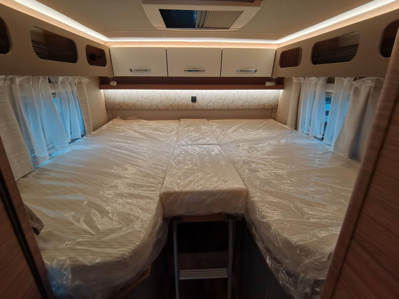 רכב ממונע חצי-משולב Weinsberg CARACOMPACT 600 MEG EDITION-PEPPER/ EINZELBETTEN: תמונה 17