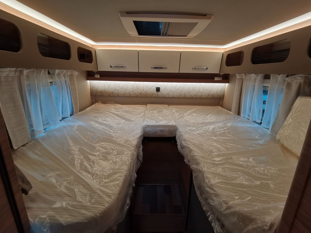 רכב ממונע חצי-משולב Weinsberg CARACOMPACT 600 MEG EDITION-PEPPER/ EINZELBETTEN: תמונה 16