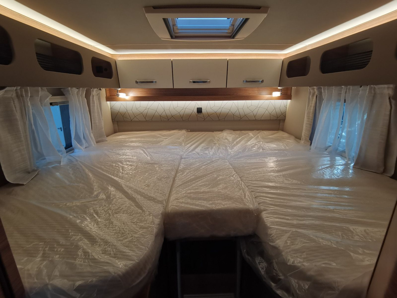 רכב ממונע חצי-משולב Weinsberg CARACOMPACT 600 MEG PEPPER /MOD. 2026/EINZELBETT: תמונה 17