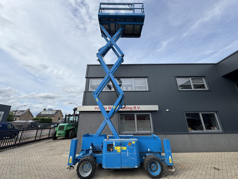 מעלית מספריים Genie GS 2669 RT  Hoogwerker / Arbeitsbuhne 10mtr werkhoogte 4x4 kubota DIESEL 2013: תמונה 6