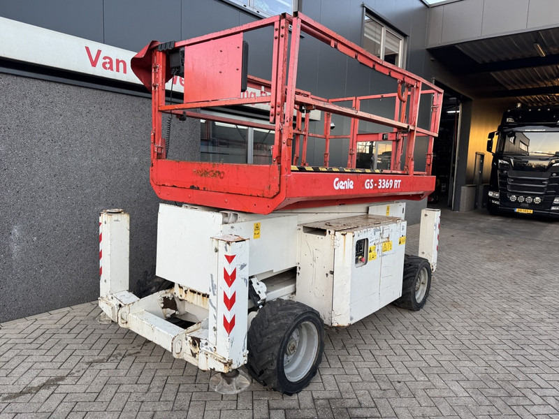 Genie GS 3369 RT Hoogwerker / Arbeitsbuhne 12mtr werkhoogte 4x4 Kubota DIESEL 2013 - מעלית מספריים: תמונה 3 Genie GS 3369 RT Hoogwerker / Arbeitsbuhne 12mtr werkhoogte 4x4 Kubota DIESEL 2013 - מעלית מספריים: תמונה 3