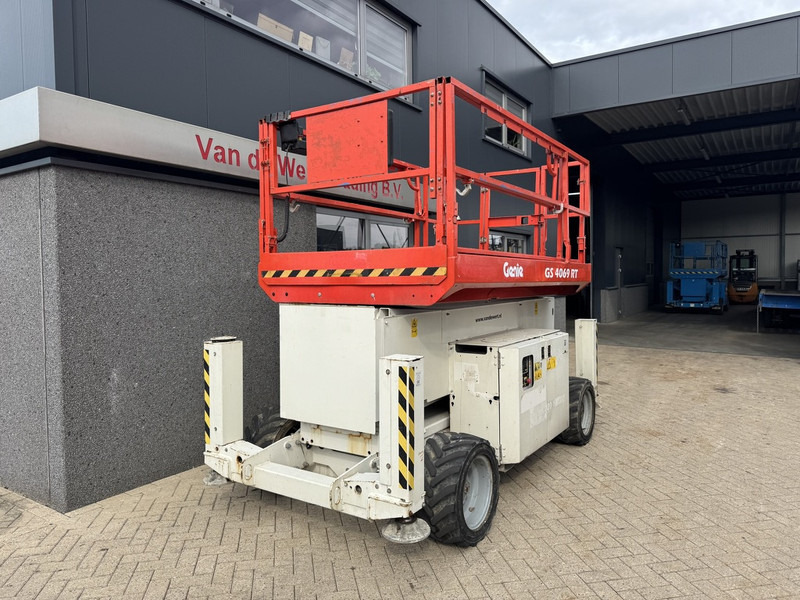 Genie GS 4069 RT Hoogwerker / Arbeitsbuhne 14mtr werkhoogte 4x4 Kubota DIESEL 2014 - מעלית מספריים: תמונה 3 Genie GS 4069 RT Hoogwerker / Arbeitsbuhne 14mtr werkhoogte 4x4 Kubota DIESEL 2014 - מעלית מספריים: תמונה 3