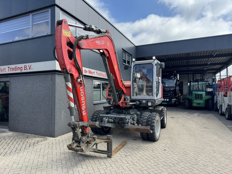 Neuson 9503 WD Mobiele Kraan 2009 Palletvork, Stenenklem, 2x Bak 8860hours Deutz Diesel - עגורן נייד: תמונה 5 Neuson 9503 WD Mobiele Kraan 2009 Palletvork, Stenenklem, 2x Bak 8860hours Deutz Diesel - עגורן נייד: תמונה 5