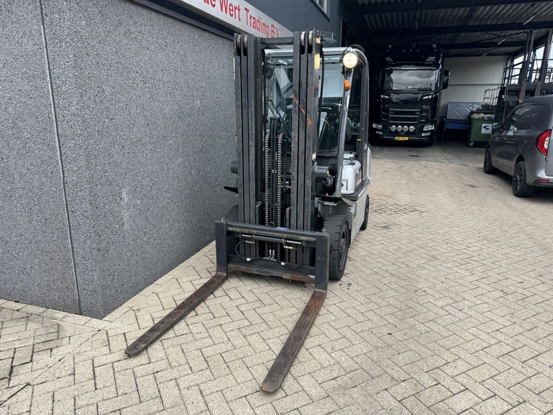 Nissan UD02A25PQ Triplo 475 Freelift/Sideshift LPG 2005 - מלגזת LPG: תמונה 4 Nissan UD02A25PQ Triplo 475 Freelift/Sideshift LPG 2005 - מלגזת LPG: תמונה 4