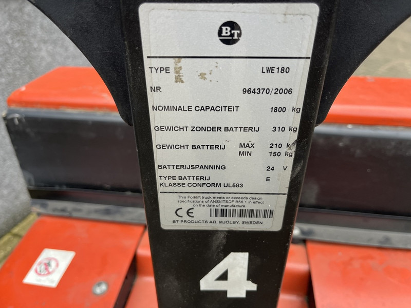 Toyota LWE 180 - משאית משטחים: תמונה 3 Toyota LWE 180 - משאית משטחים: תמונה 3