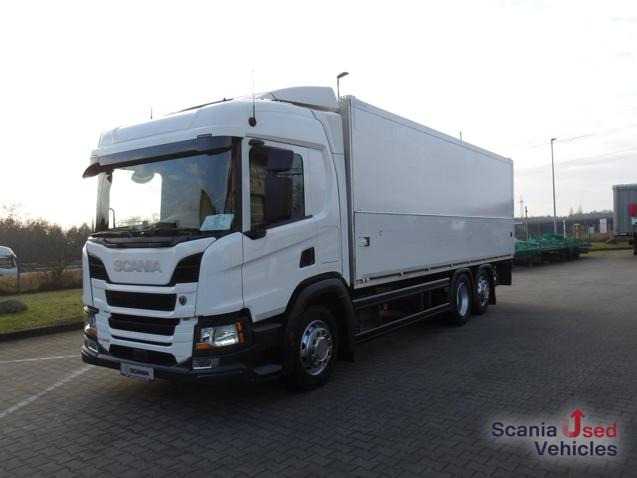 SCANIA P 320 B6x2*4NB / EWERS Schwenkwandaufbau - משאית משקאות: תמונה 1 SCANIA P 320 B6x2*4NB / EWERS Schwenkwandaufbau - משאית משקאות: תמונה 1