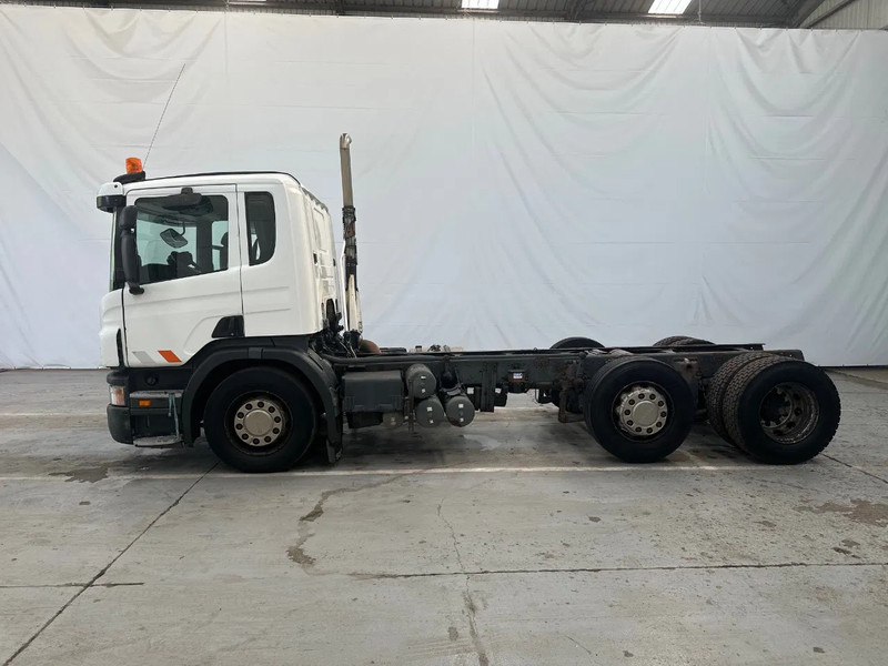 Scania P230 6X2 / Essieu relevable directionnel / Stuurbare liftas / Steerable lift axle / RETARDER / 481205 - משאית עם שלדת תא: תמונה 2 Scania P230 6X2 / Essieu relevable directionnel / Stuurbare liftas / Steerable lift axle / RETARDER / 481205 - משאית עם שלדת תא: תמונה 2