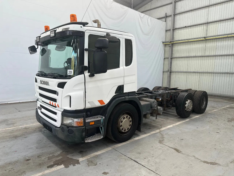 Scania P230 6X2 / Essieu relevable directionnel / Stuurbare liftas / Steerable lift axle / RETARDER / 481205 - משאית עם שלדת תא: תמונה 1 Scania P230 6X2 / Essieu relevable directionnel / Stuurbare liftas / Steerable lift axle / RETARDER / 481205 - משאית עם שלדת תא: תמונה 1