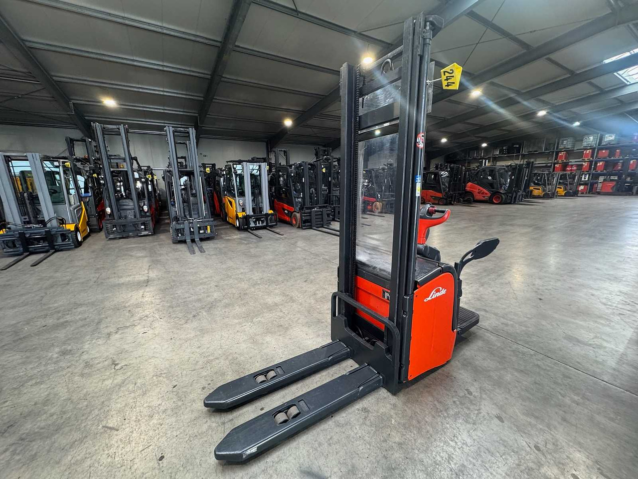 04/2012 SERVICE +UVV 10/2026 LINDE L14AP 1.400KG PALLET TRUCK ANT 2.364 HOURS - מלגזה: תמונה 3 04/2012 SERVICE +UVV 10/2026 LINDE L14AP 1.400KG PALLET TRUCK ANT 2.364 HOURS - מלגזה: תמונה 3