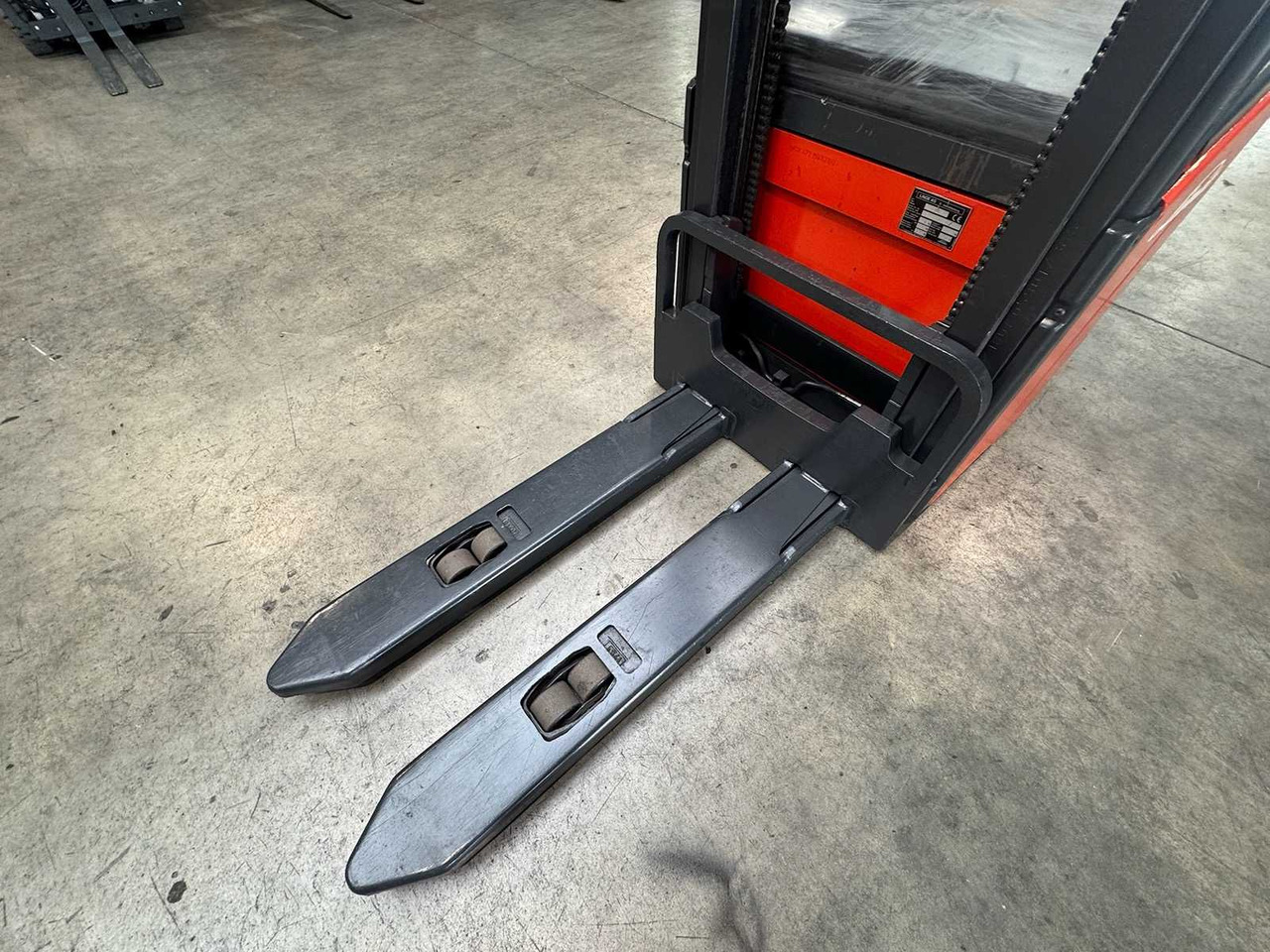 04/2012 SERVICE +UVV 10/2026 LINDE L14AP 1.400KG PALLET TRUCK ANT 2.364 HOURS - מלגזה: תמונה 4 04/2012 SERVICE +UVV 10/2026 LINDE L14AP 1.400KG PALLET TRUCK ANT 2.364 HOURS - מלגזה: תמונה 4