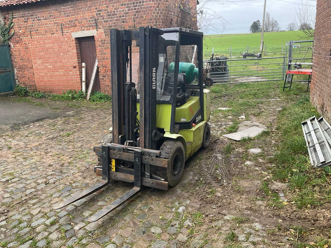 2001 CLARK CGP 25 H FORKLIFT - מלגזה: תמונה 3 2001 CLARK CGP 25 H FORKLIFT - מלגזה: תמונה 3