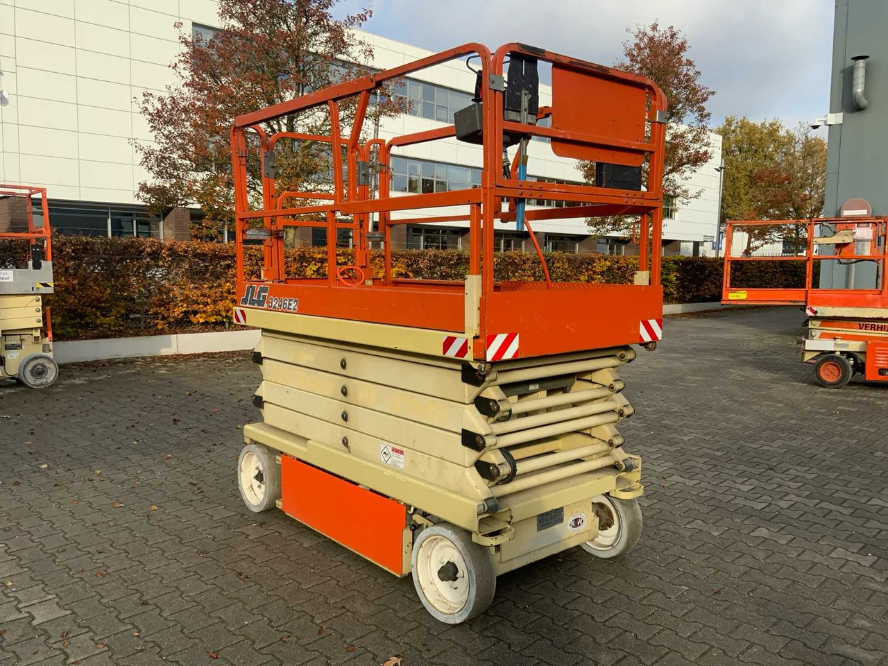 2001 JLG 3246-E2 SCISSOR LIFT - פלטפורמה אווירית: תמונה 2 2001 JLG 3246-E2 SCISSOR LIFT - פלטפורמה אווירית: תמונה 2