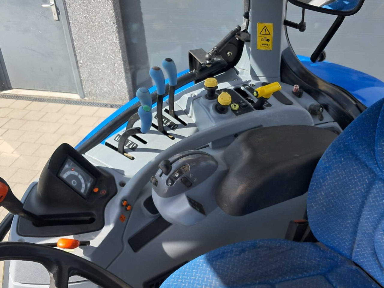 2011 NEW HOLLAND T6030 ELITE FOUR WHEEL DRIVE FARM TRACTOR - טרקטור חקלאי: תמונה 5 2011 NEW HOLLAND T6030 ELITE FOUR WHEEL DRIVE FARM TRACTOR - טרקטור חקלאי: תמונה 5