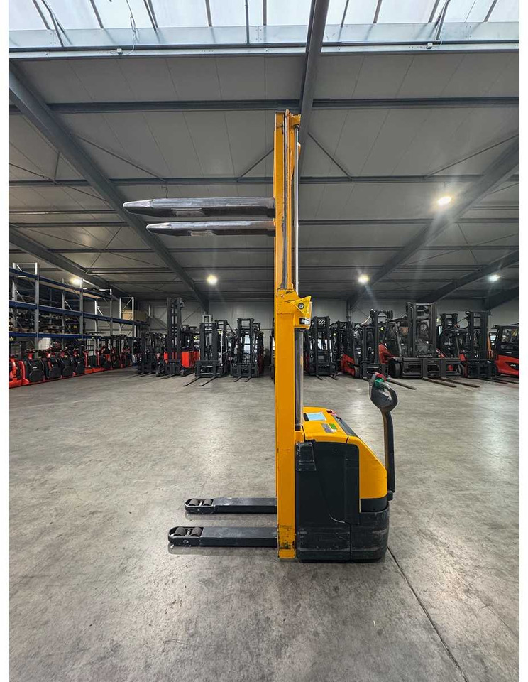 2012 SERVICE + UVV 09/2026 JUNGHEINRICH EJC220 2,000KG STACKER PALLET TRUCK ANT FREE LIFT 5,484 HOURS - מלגזה: תמונה 3 2012 SERVICE + UVV 09/2026 JUNGHEINRICH EJC220 2,000KG STACKER PALLET TRUCK ANT FREE LIFT 5,484 HOURS - מלגזה: תמונה 3
