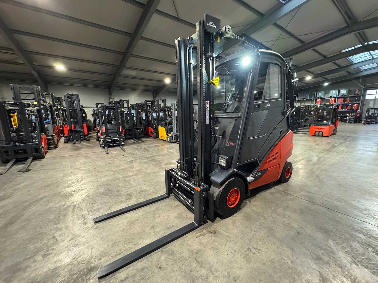 2015 LINDE H25D-02 2.500KG 3.+4TH VALVE FORK ADJUSTER DIESEL FORKLIFT FORKLIFT 10.925 HOURS. - מלגזה: תמונה 2 2015 LINDE H25D-02 2.500KG 3.+4TH VALVE FORK ADJUSTER DIESEL FORKLIFT FORKLIFT 10.925 HOURS. - מלגזה: תמונה 2