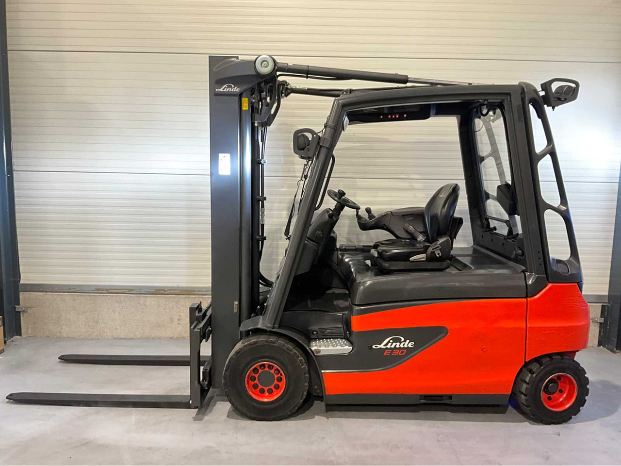 2017 LINDE E30L-01 3000KG FORKLIFT - מלגזה: תמונה 2 2017 LINDE E30L-01 3000KG FORKLIFT - מלגזה: תמונה 2