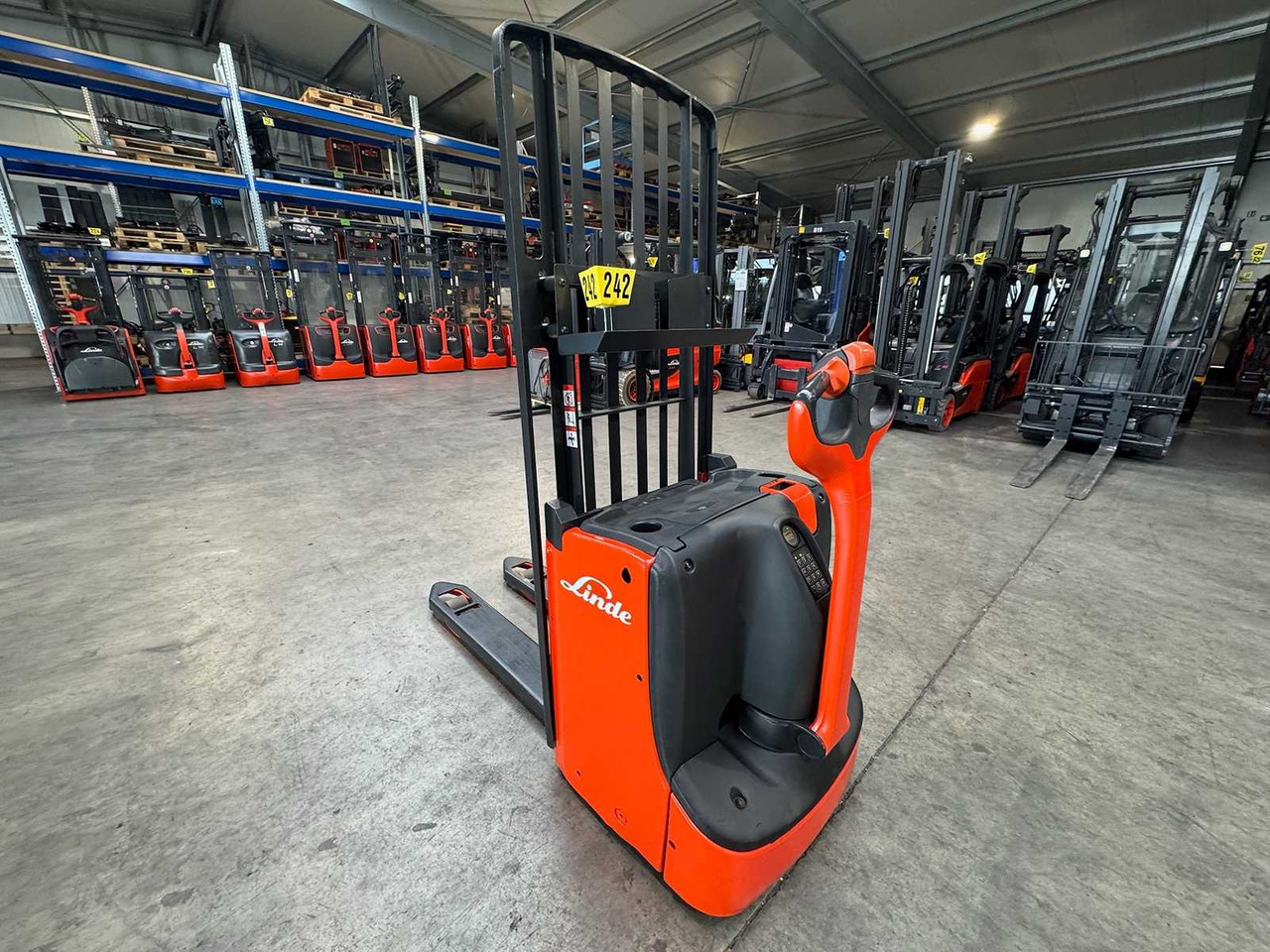 2017 LINDE T16L PALLET TRUCK ANT STACKER INITIAL STROKE 1,677 HOURS - מלגזה: תמונה 5 2017 LINDE T16L PALLET TRUCK ANT STACKER INITIAL STROKE 1,677 HOURS - מלגזה: תמונה 5