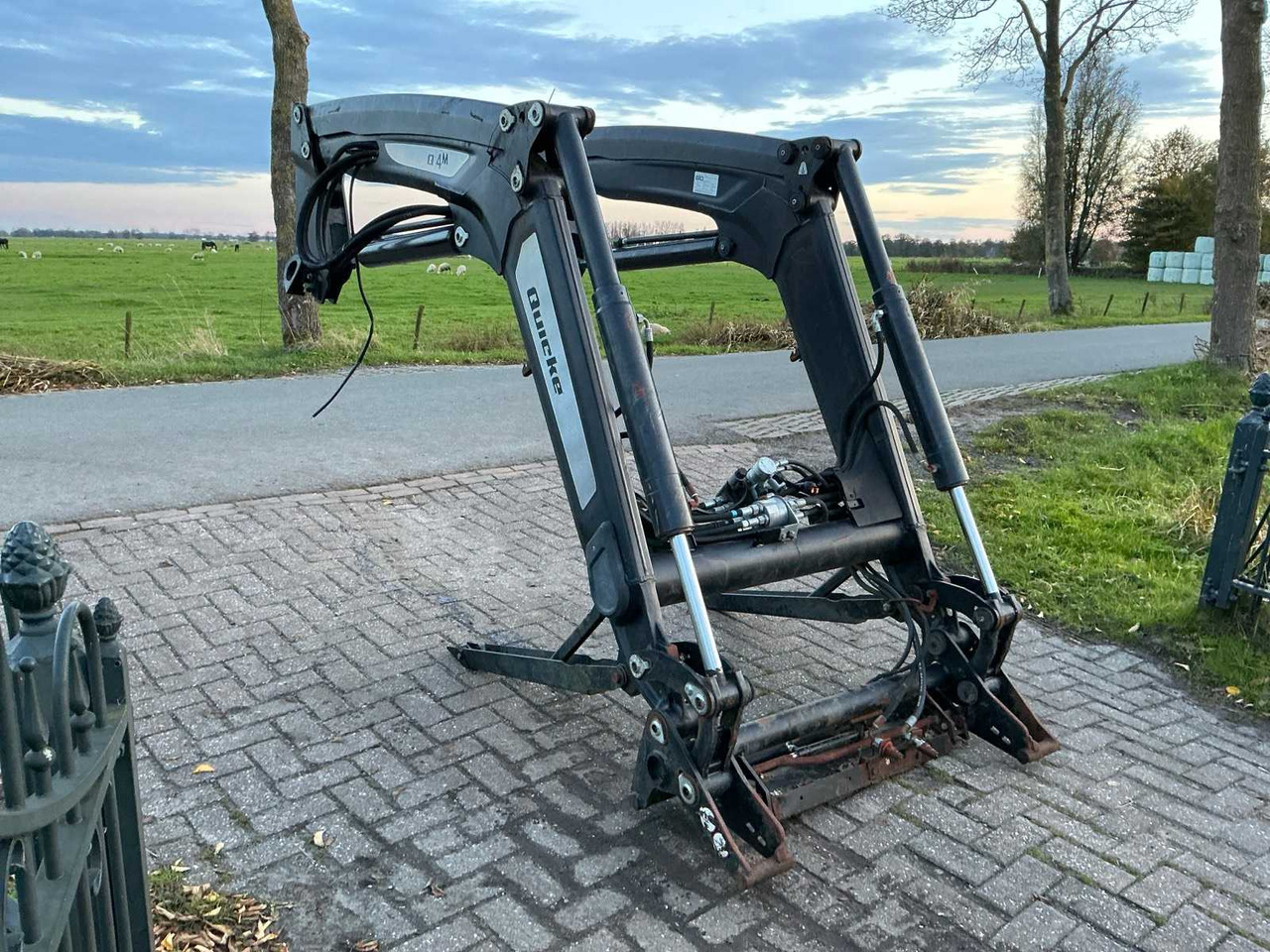 Alo quike Q4m - מעמיס קדמי לטרקטור: תמונה 1 Alo quike Q4m - מעמיס קדמי לטרקטור: תמונה 1