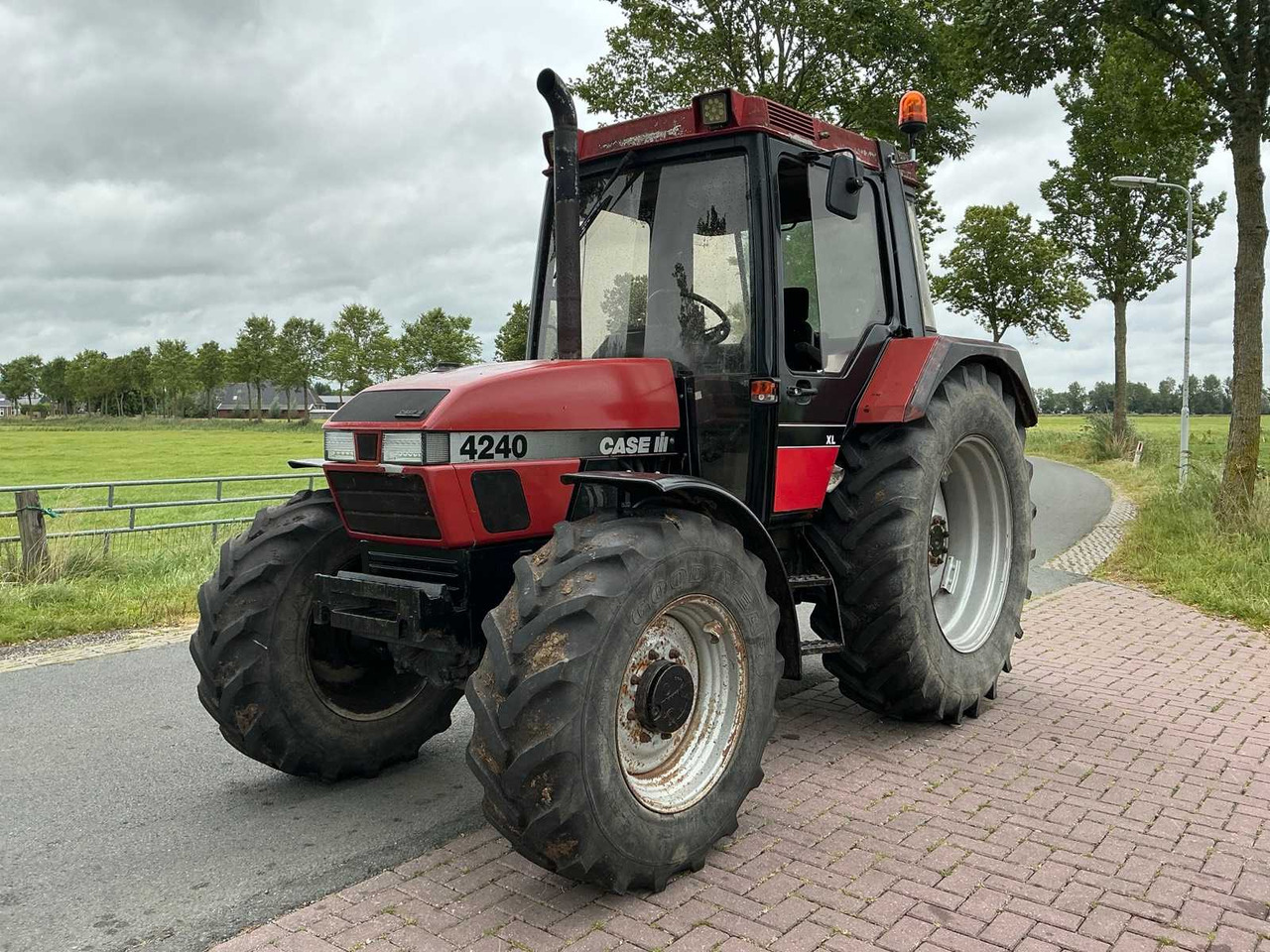 Case ih 4230 xl - טרקטור חקלאי: תמונה 1 Case ih 4230 xl - טרקטור חקלאי: תמונה 1