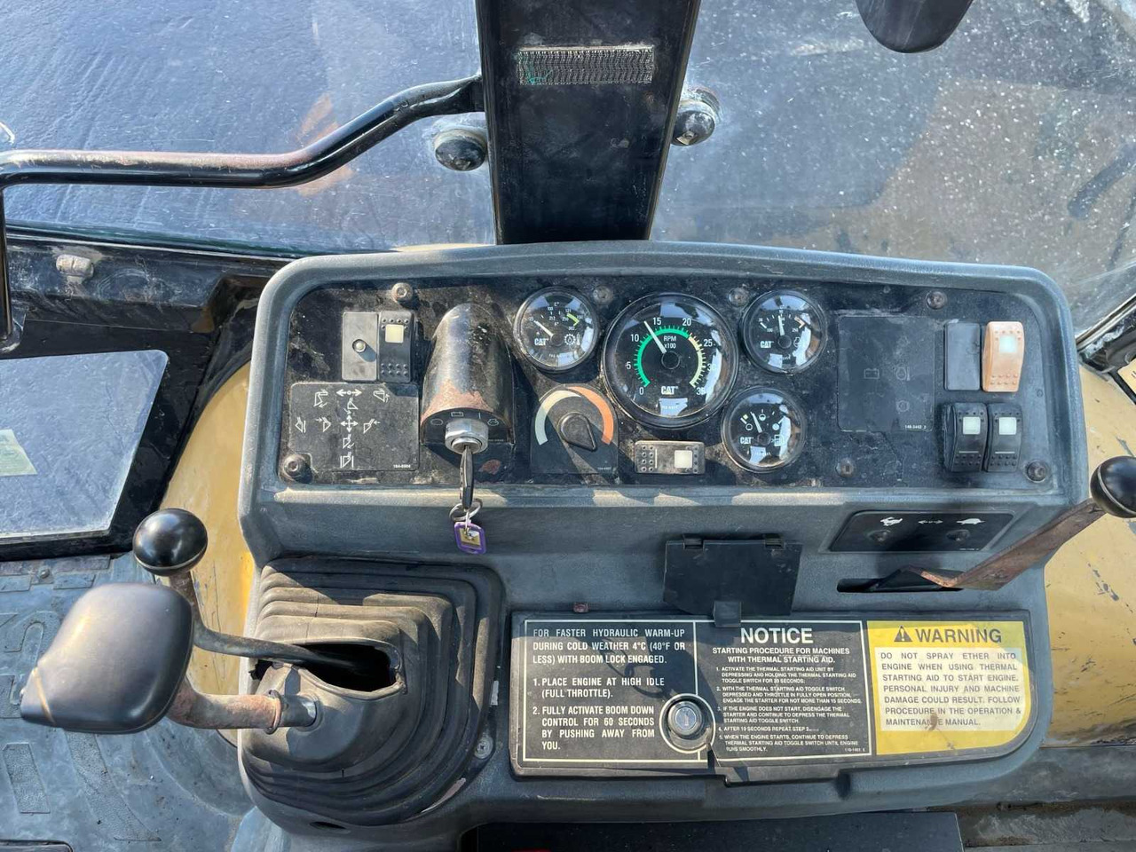 דחפור Cat 428C: תמונה 13