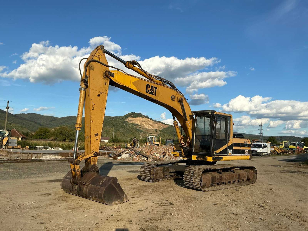 Caterpillar 320 L - מחפר סורק: תמונה 1 Caterpillar 320 L - מחפר סורק: תמונה 1