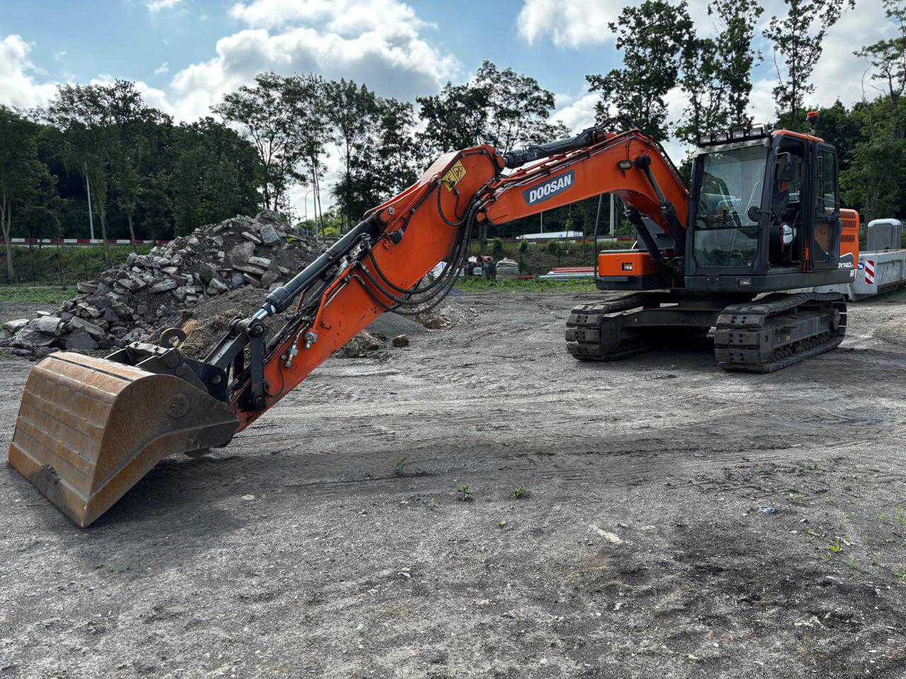 Doosan DX140 LC-5 - מחפר סורק: תמונה 1 Doosan DX140 LC-5 - מחפר סורק: תמונה 1