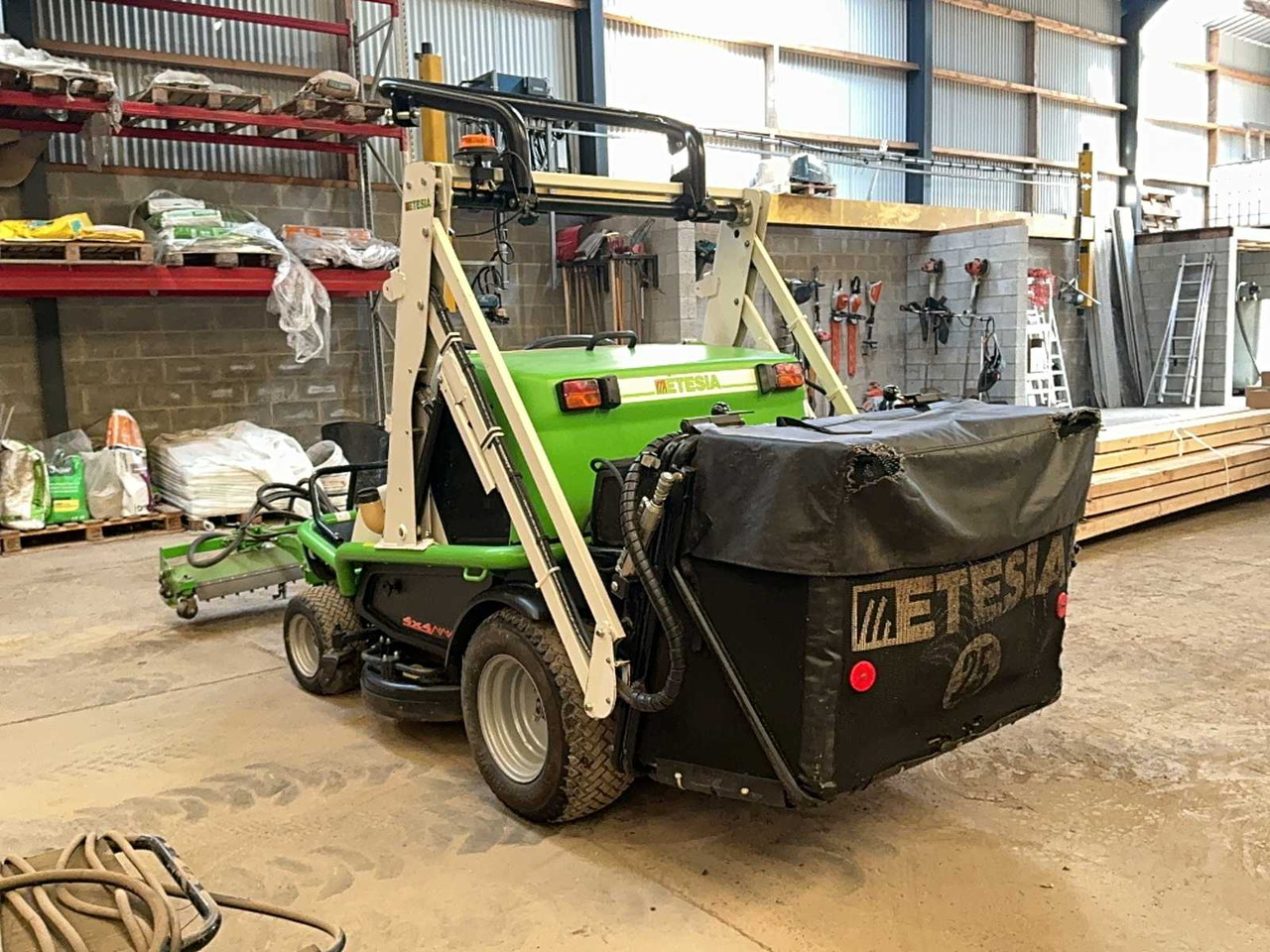 Etesia 124 DX 4X4 - מכסחת גינה: תמונה 3 Etesia 124 DX 4X4 - מכסחת גינה: תמונה 3