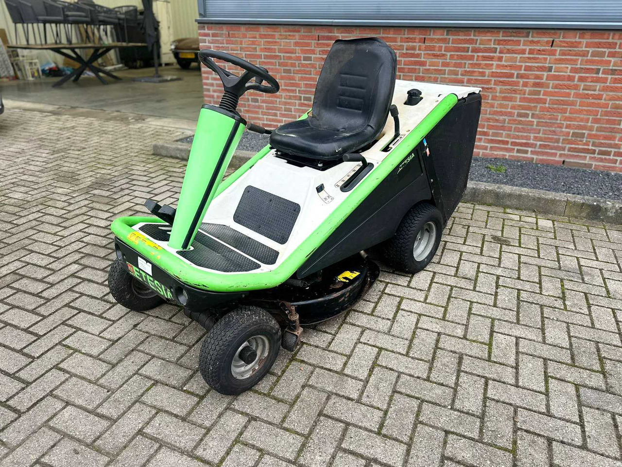 Etesia - מכסחת גינה: תמונה 1 Etesia - מכסחת גינה: תמונה 1