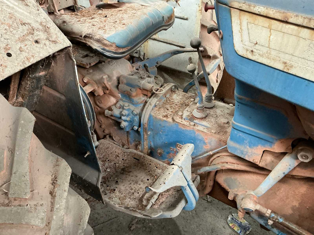 טרקטור חקלאי Ford 3000: תמונה 15